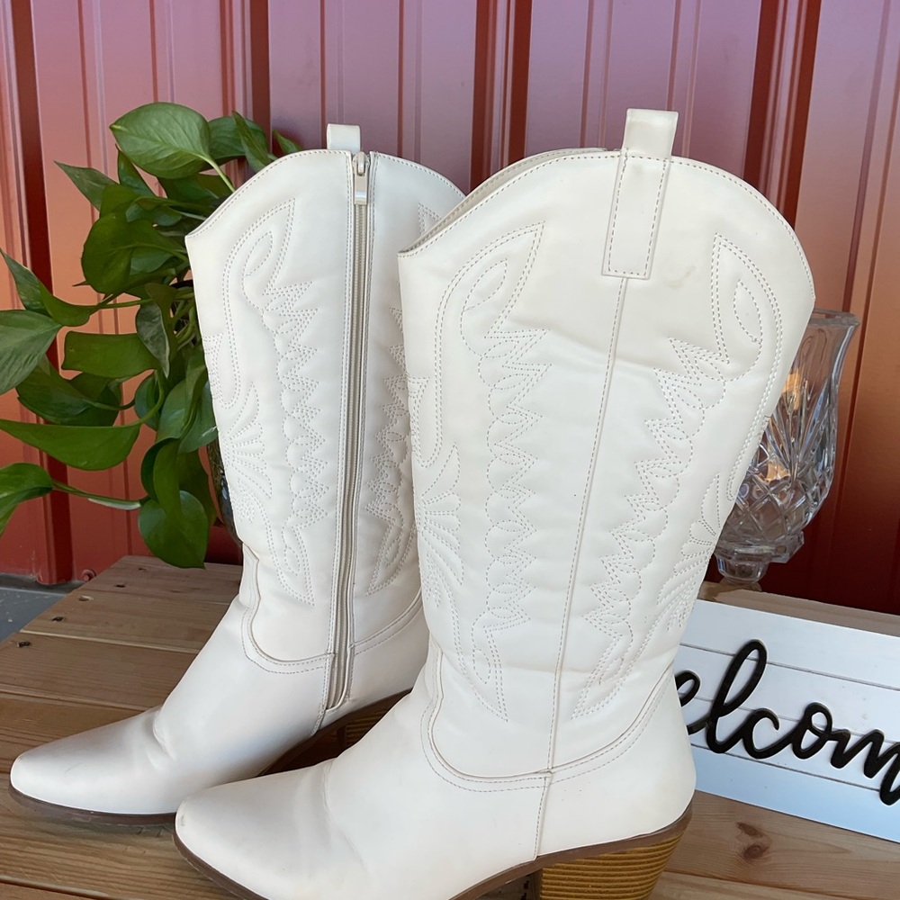 Tinstree Women's White Western Cowboy Boots - Classic Stitch Detail. Size 10 - Picture 3 of 8
